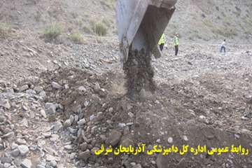 دفن بهداشتي لاشه هاي دامهاي تلف شده در زلزله آذربايجان شرقي