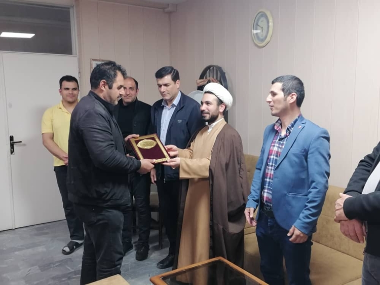 اهداء لوح تقدیر به ذابحین کشتارگاه دام شبستر