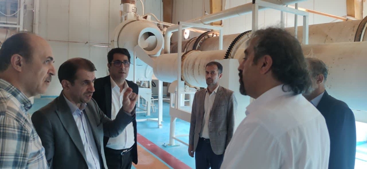 بازدید مدیرکل دامپزشکی استان آذربایجان شرقی و هیأت همراه از واحد تولید دی‌کلسیم فسفات شهرستان هریس 