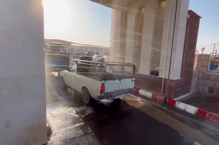 آغاز به‌کار نخستین دوش ضدعفونی خودروهای حمل دام در میانه؛ الگویی برای میادین دام استان 